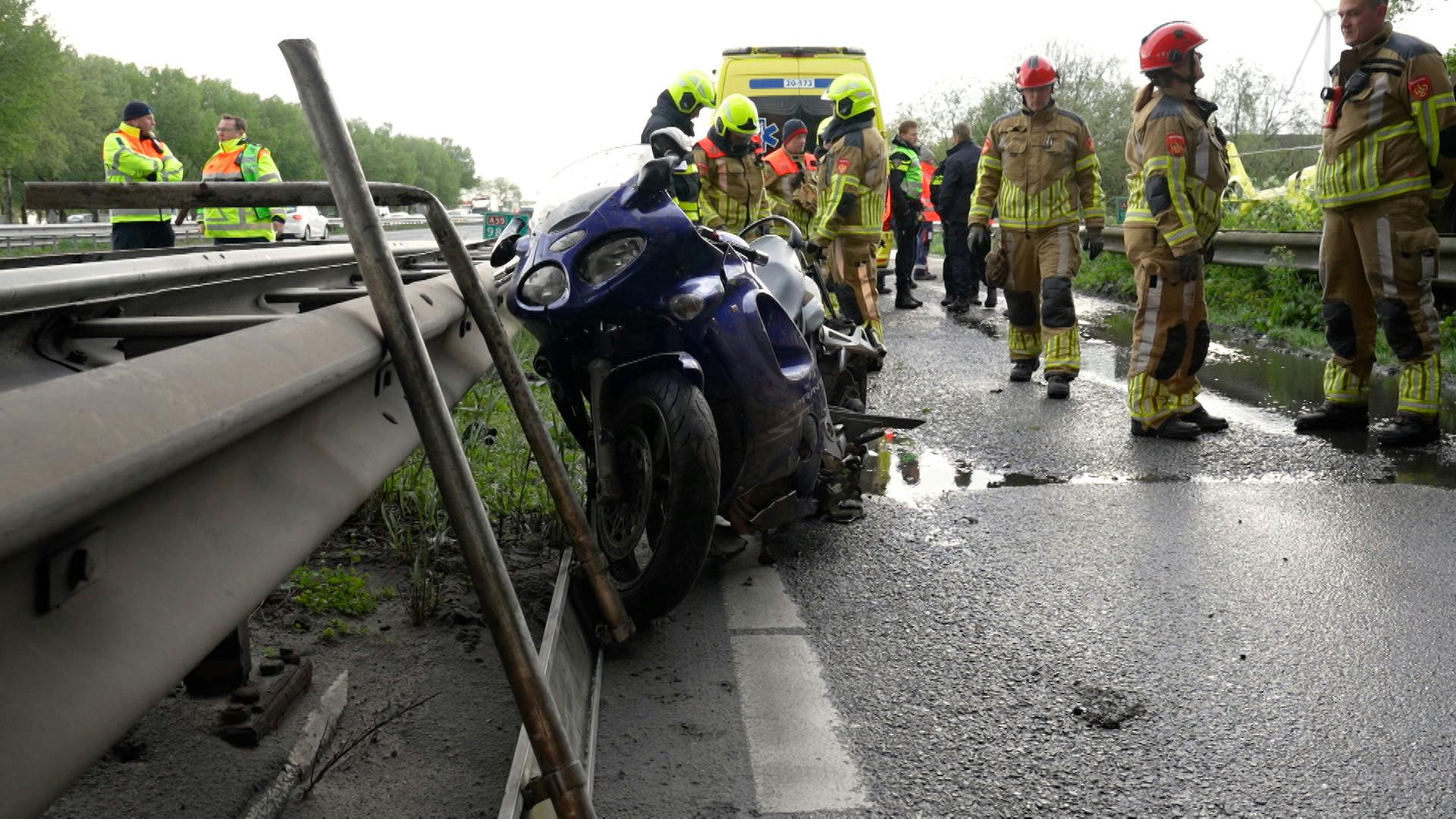 Motorrijder Rijdt Van Viaduct Af En Belandt Op Uitvoegstrook